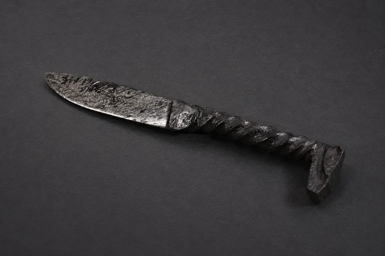 Handmade custom knives by Lloyd Harding