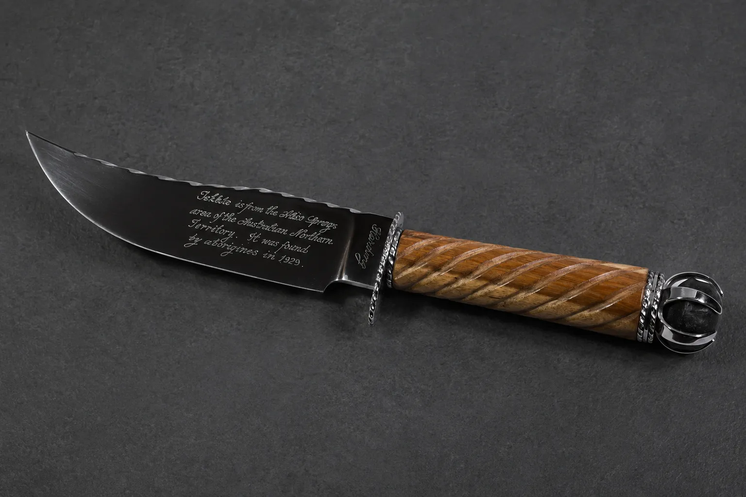 Handmade hunting knives by Lloyd Harding