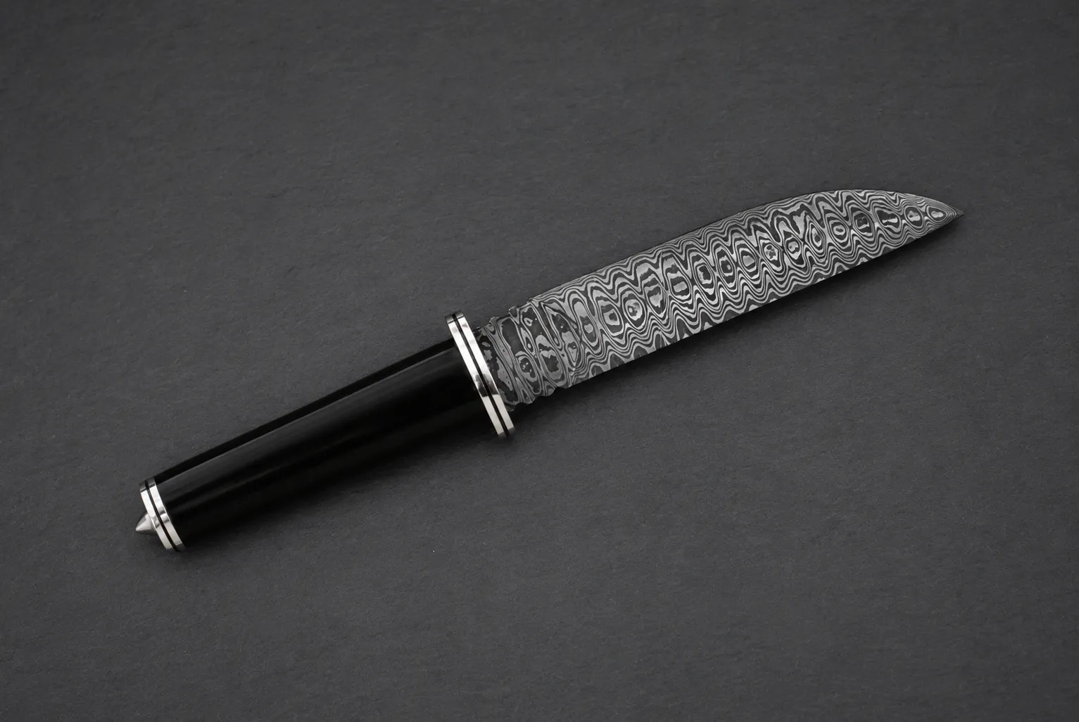 Handmade hunting knives by Lloyd Harding