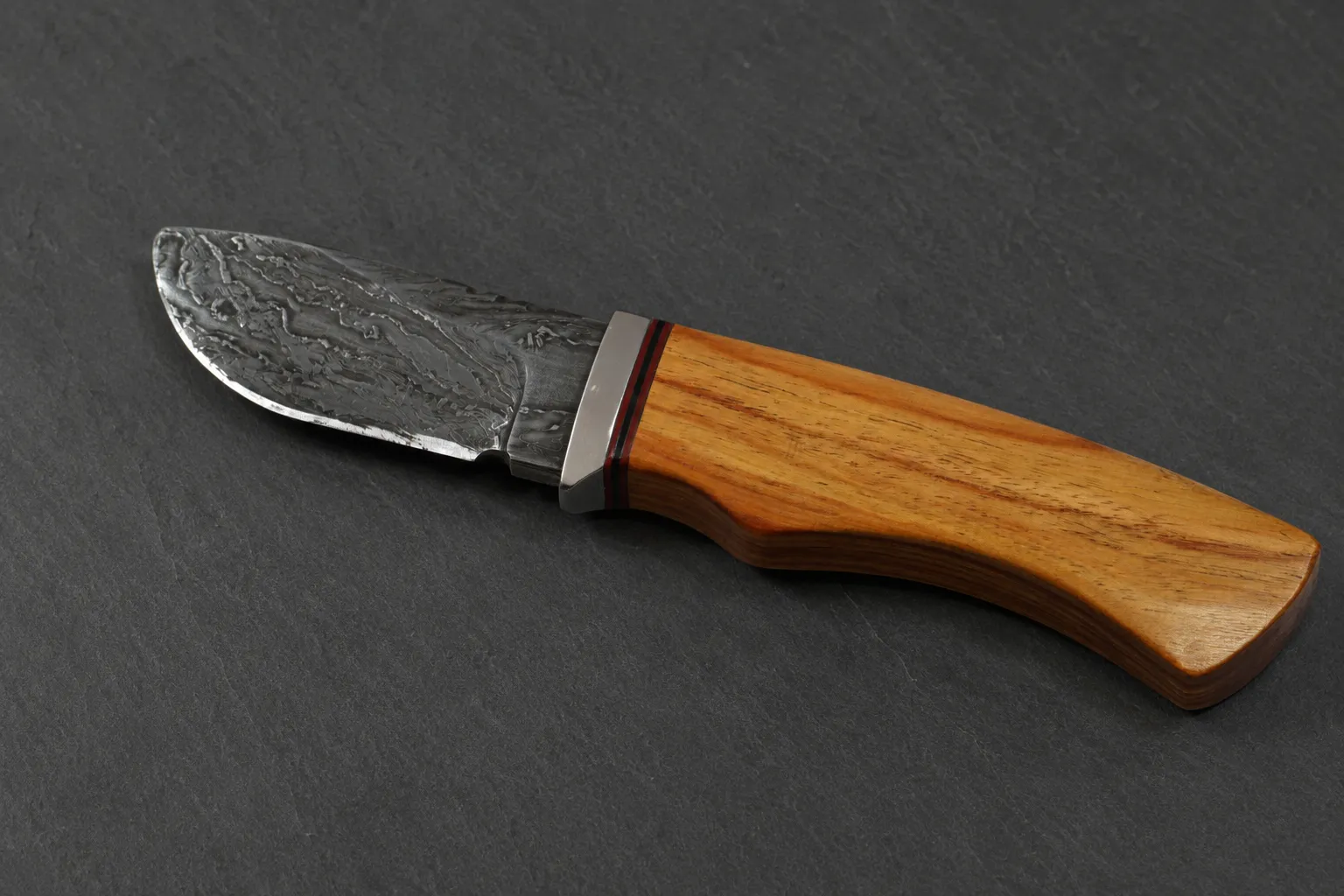 Handmade skinning knives by Lloyd Harding