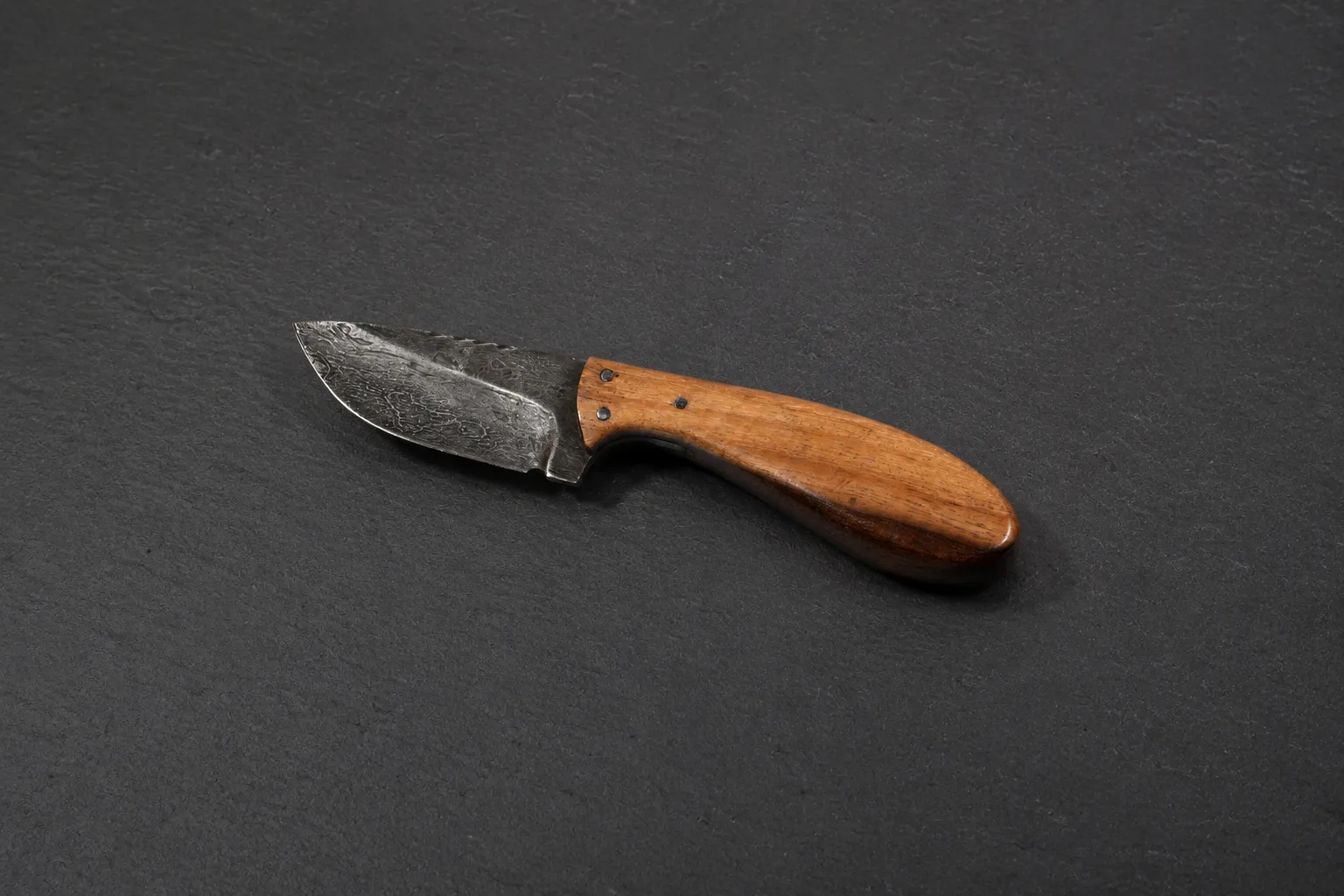 Handmade skinning knives by Lloyd Harding