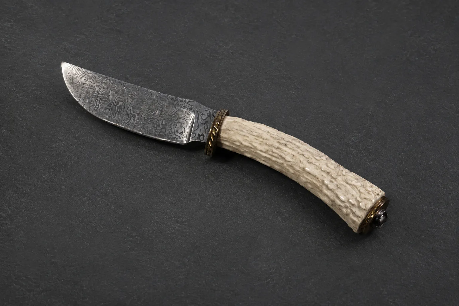 Handmade skinning knives by Lloyd Harding