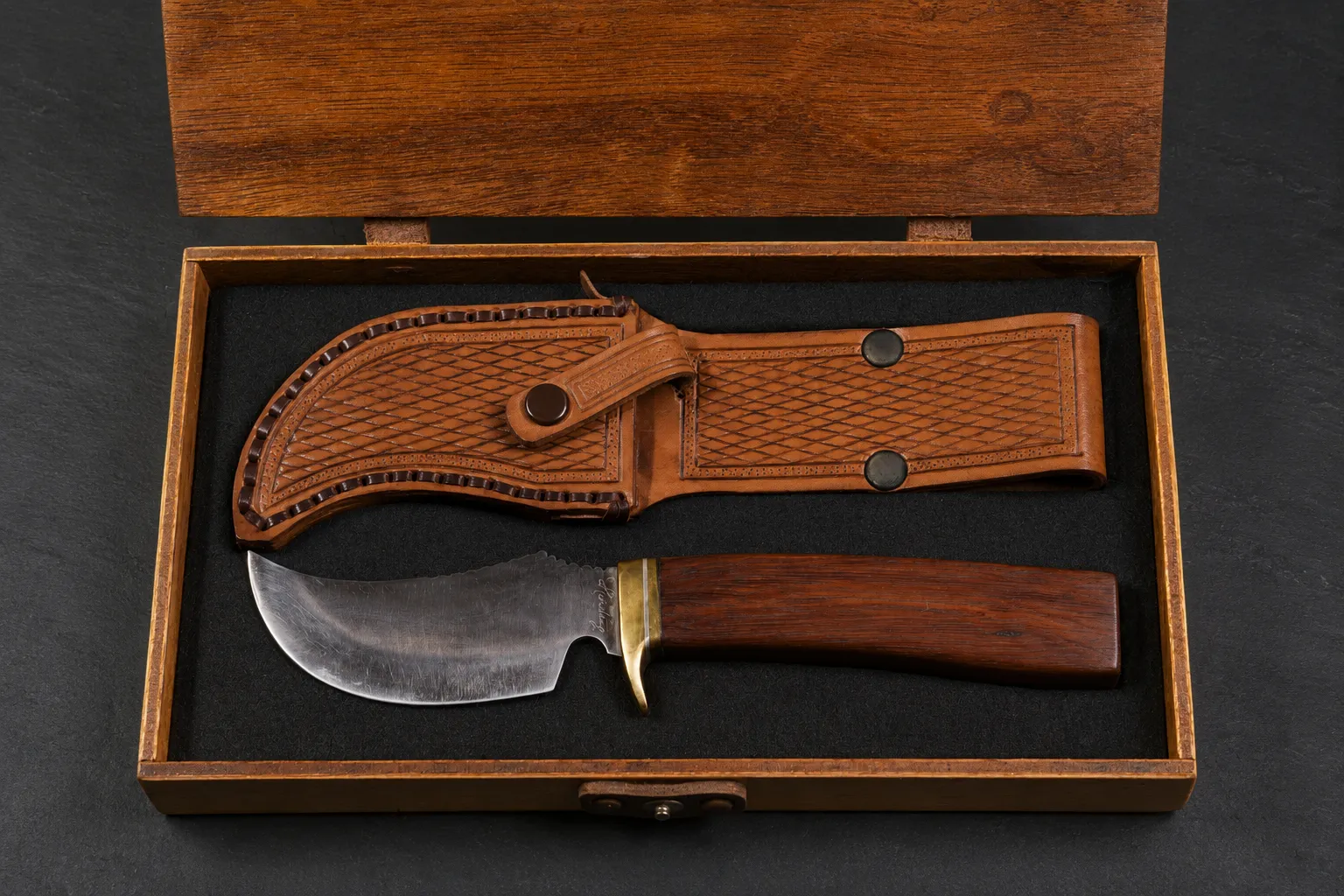 Handmade skinning knives by Lloyd Harding