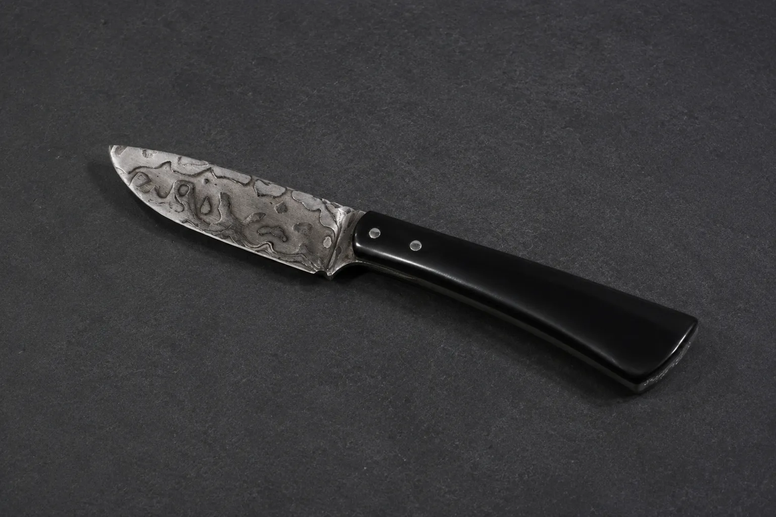 Handmade skinning knives by Lloyd Harding