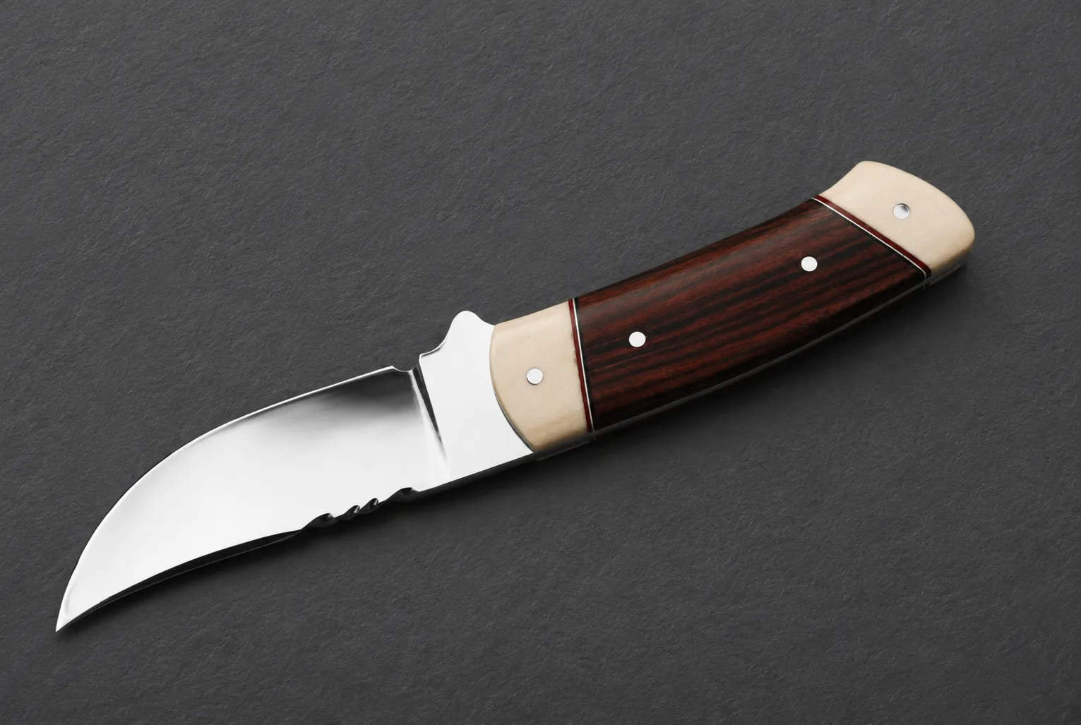 Handmade skinning knives by Lloyd Harding